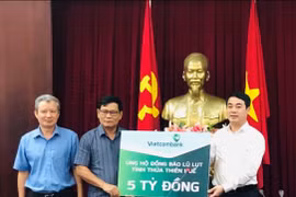 Ông Nghiêm Xuân Thành, Chủ tịch Hội đồng quản trị Vietcombank (ngoài cùng bên phải) trao số tiền 5 tỷ đồng ủng hộ đồng bào tỉnh Thừa Thiên-Huế. (Ảnh: Vietnam+)