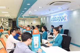 Giao dịch tại ABBANK. (Ảnh: CTV/Vietnam+)