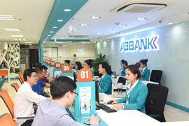 Giao dịch tại ABBANK. (Ảnh: CTV/Vietnam+)