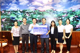 Lãnh đạo BIDV trao số tiền ủng hộ cho đại diện 2 tỉnh. (Ảnh: Vietnam+)