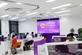Giao dịch tại TPBank. (Ảnh:CTV/Vietnam+)
