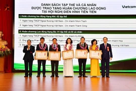 Ba chi nhánh và hai cá nhân thuộc Vietcombank được trao Huân chương Lao động hạng Nhì và Huân chương Lao động hạng Ba. (Ảnh: CTV)