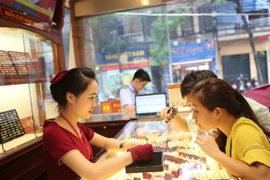 Giao dịch vàng tại Bảo Tín Minh Châu. (Ảnh: PV/Vietnam+)