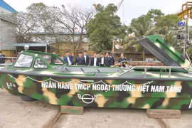 Vietcombank tặng xuồng CQ-01 cho bộ đội Trường Sa. (Ảnh: CTV/Vietcombank)
