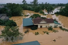 Lũ lớn trên sông Hiếu gây ngập diện rộng tại khu vực xã Thanh An, huyện Cam Lộ và phường Đông Giang, thành phố Đông Hà, tỉnh Quảng Trị. (Ảnh: Hồ Cầu/TTXVN)