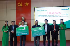 Lãnh đạo Vietcombank trao quà cho đại diện huyện Hương Sơn. (Ảnh: CTV/Vietnam+)