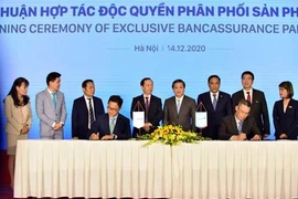 Lãnh đạo hai bên tham gia ký kết. (Ảnh: Vietnam+)