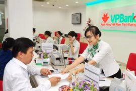 Giao dịch tại VPBank. (Ảnh: Vietnam+)