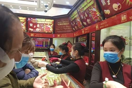 Giao dịch vàng tại doanh nghiệp. (Ảnh: PV/Vietnam+)