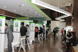 Giao dịch tại Vietcombank. (Ảnh: Vietnam+)