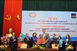 Thống đốc NHNN Nguyễn Thị Hồng và Giám đốc Quốc gia ADB Andrew Jeffries ký kết Hiệp định viện trợ. (Ảnh: CTV/Vietnam+)