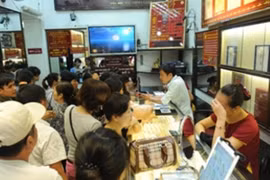 Giao dịch vàng tại doanh nghiệp. (Ảnh: CTV/Vietnam+)