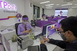 Giao dịch tại TPBank. (Ảnh: Trần Việt/TTXVN)