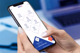 Thanh toán qua kênh điện thoại di động tăng mạnh. (Ảnh: CTV/Vietnam+)