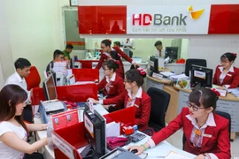Giao dịch tại HDBank. (Ảnh: CTV/Vietnam+)