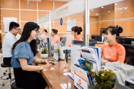 Giao dịch tại LienVietPostBank. (Ảnh: Vietnam+)