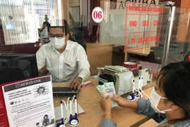 Giao dịch tại Agribank. (Ảnh: CTV/Vietnam+)