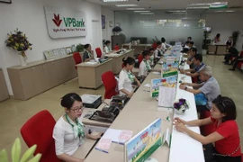 Giao dịch tại VPBank. (Ảnh: CTV/Vietnam+)