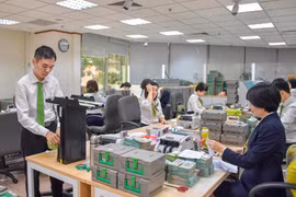 Ngân hàng tiếp tục hỗ trợ lãi suất cho khách hàng, lợi nhuận giảm