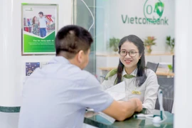 Giao dịch tại Vietcombank. (Ảnh: Vietnam+)