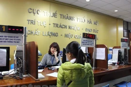 Thay vì phải tới cơ quan thuế trực tiếp khai thuế rồi tới ngân hàng nộp thuế, các cá nhân có tài sản cho thuê có thể thực hiện khai, nộp thuế điện tử. (Ảnh: PV//Vietnam+)