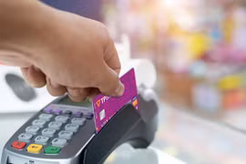 Khách hàng TPBank thoải mái dùng thẻ ATM nội địa khi giao dịch tại xứ sở kim chi. (Ảnh: Vietnam+)