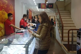 Giao dịch vàng tại Doji. (Ảnh: PV/Vietnam+)