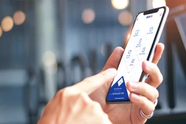 Nhiều người dân đã chuyển sang giao dịch online trong mùa dịch. (Ảnh: CTV/Vietnam+)