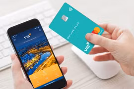 VIB đẩy mạnh thanh toán không dùng tiền mặt. (Ảnh: CTV/Vietnam+)