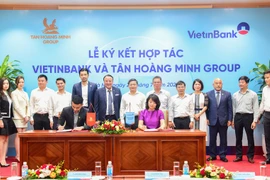 Lãnh đạo hai bên tham gia ký kết. (Ảnh: Vietnam+)