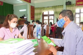 Nguồn vốn ưu đãi được Ngân hàng Chính sácch cho vay kịp thời tới người nghèo tại các điểm giao dịch xã. (Ảnh: CTV/Vietnam+)