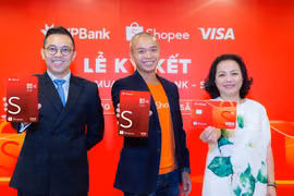Đại diện ba bên Visa, Shopee và VPBank trong buổi ra mắt sản phẩm. (Ảnh: CTV/Vietnam+)