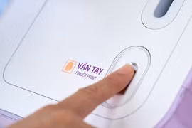 Giao dịch tiện lợi và an toàn chỉ bằng 1 chạm vân tay tại TPBank LiveBank. (Ảnh: Vietnam+)