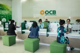 Giao dịch tại OCB. (Ảnh: Vietnam+)