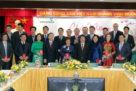 Thường trực Ban Bí thư Trần Quốc Vượng đến thăm và chúc Tết cán bộ Vietcombank. (Ảnh: Trần Việt/TTXVN)