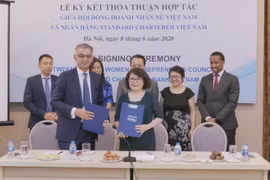 Lãnh đạo hai bên tham gia ký kết. (Ảnh: CTV/Vietnam+)