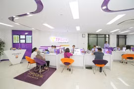 Giao dịch tại TPBank. (Ảnh: CTV/Vietnam+)