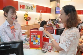 Ngân hàng ưu đãi khách hàng nữ nhân dịch 8/3. (Ảnh: CTV/Vietnam+)