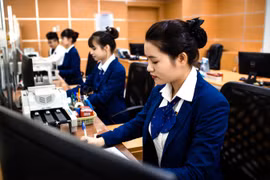 Giao dịch tại LienVietPostBank. (Ảnh: Vietnam+)