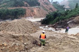 Hiện trường sạt lở núi tại Thủy điện Rào Trăng 3. (Ảnh: TTXVN phát)