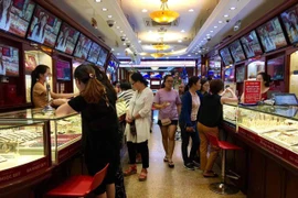 Giao dịch vàng tại các doanh nghiệp. (Ảnh: PV/Vietnam+)