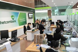 Giao dịch tại Vietcombank. (Ảnh: Vietnam+)