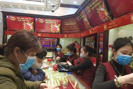 Giao dịch vàng tại Bảo Tín Minh Châu. (Ảnh: Vietnam+)