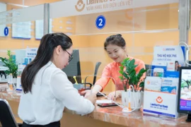 Giao dịch tại LienVietPostBank. (Ảnh: Vietnam+)