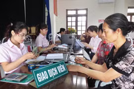 Giao dịch tại Ngân hàng Chính sách xã hội. (Ảnh: Vietnam+)