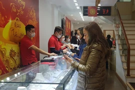 Giao dịch vàng tại Doji. (Ảnh: CTV/Vietnam+)