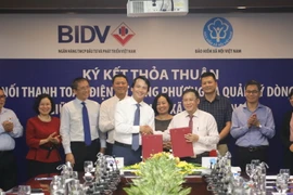 Lãnh đạo hai bên tham gia ký kết. (Ảnh: Vietnam+)