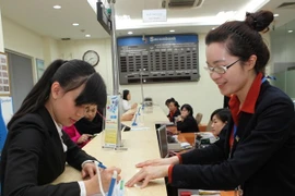 Giao dịch tại Sacombank. (Ảnh: CTV/Vietnam+)
