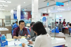 Giao dịch tại VietinBank. (Ảnh: Vietnam+)