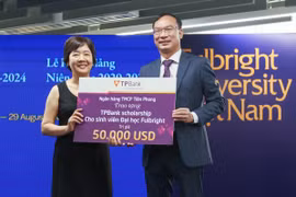 Lãnh đạo TPBank trao học bổng cho đại diện trường đại học Fulbright Việt Nam. (Ảnh: Vietnam+)